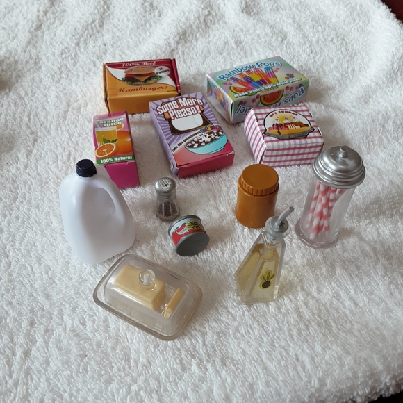 VARIETY OF SMALL DOLL KITCHEN AND BATH ACCESSORIES. - Picture 9 of 10